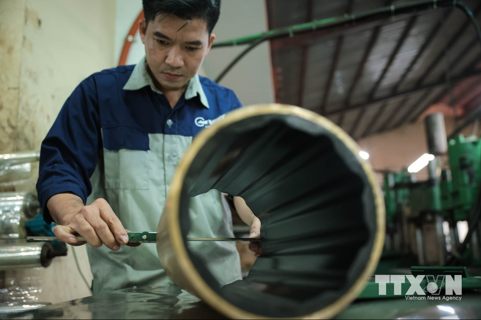 Từ giải pháp “Sản xuất và ứng dụng bạc cao su áo thau đỡ trục chân vịt để phục vụ công tác đóng mới và sửa chữa”, Công ty TNHH Sản xuất và Thương mại Anh Trí Tuệ đã sản xuất thành công chi tiết cơ khí quan trọng trong hệ trục động lực tàu thuyền, được ứng dụng trong đóng mới, sửa chữa phương tiện thủy, giúp doanh nghiệp chủ động nguồn cung, nâng cao độ bền và tối ưu chi phí cho khách hàng. (Ảnh: Hoàng Hiếu/TTXVN)